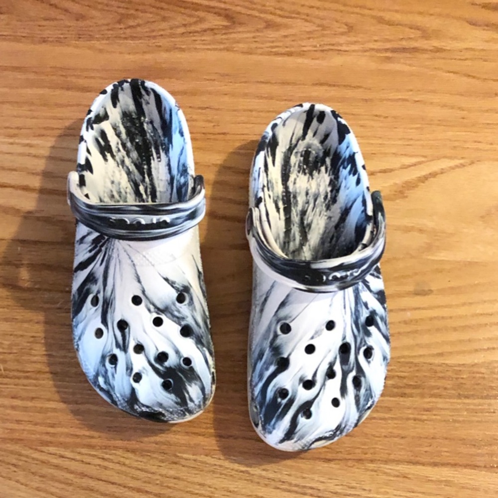 Crocs marble black and white size 8 excellent